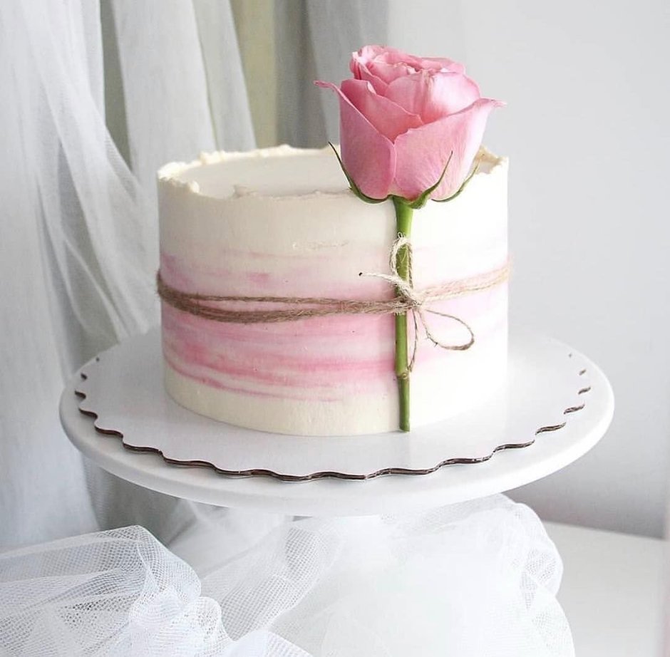 Торт на день рождения с розами живыми