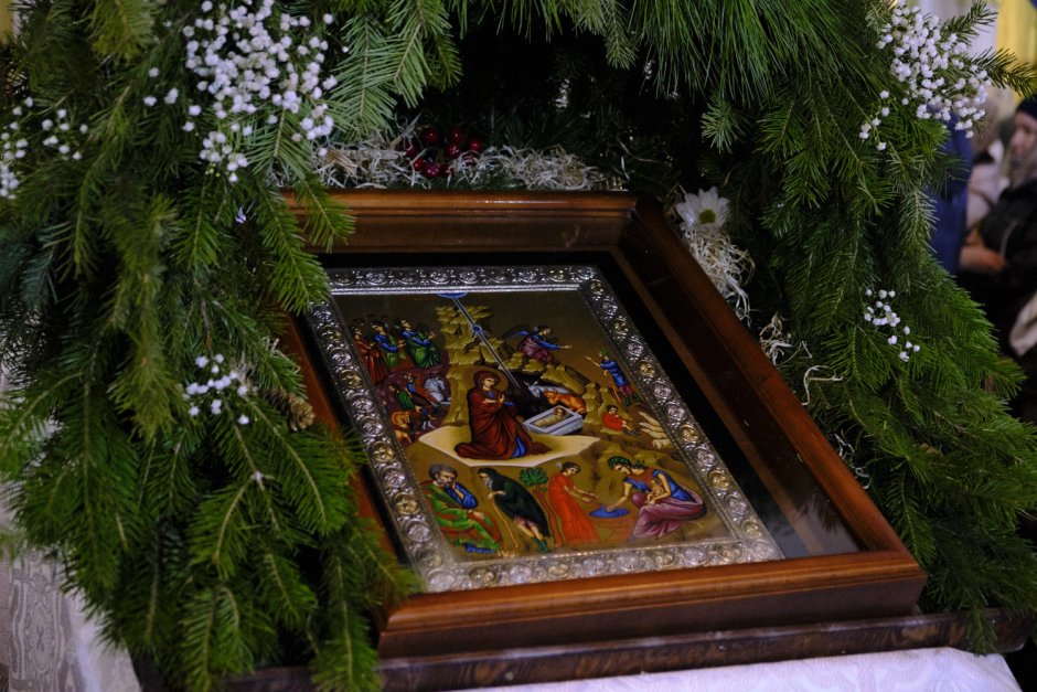 Украшение иконы на Рождество Христово в Оптиной