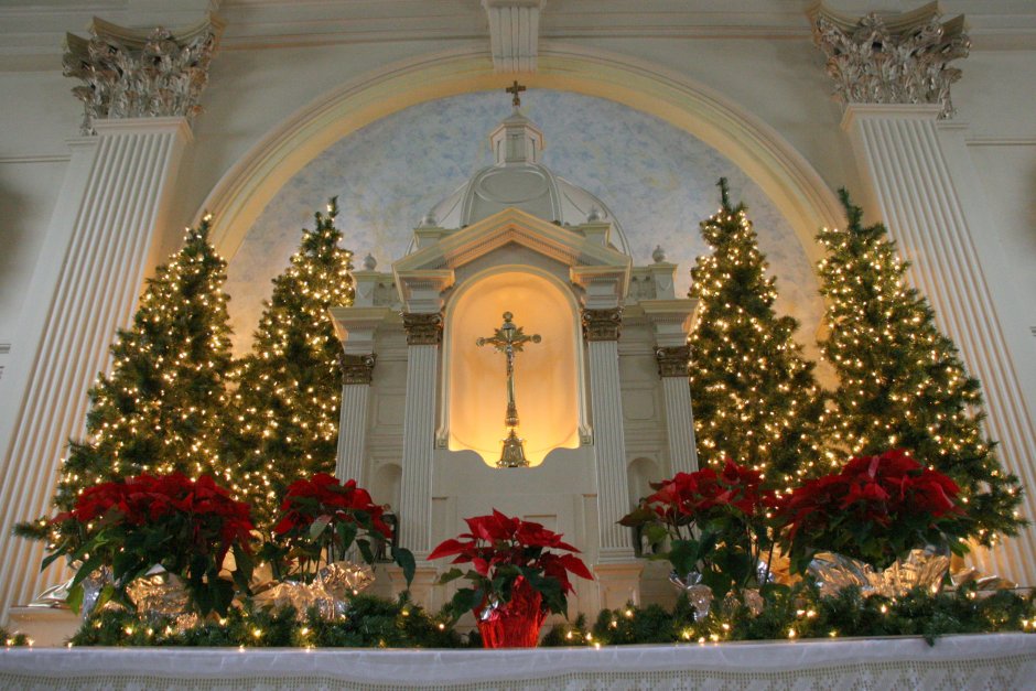 Рождественское убранство церкви