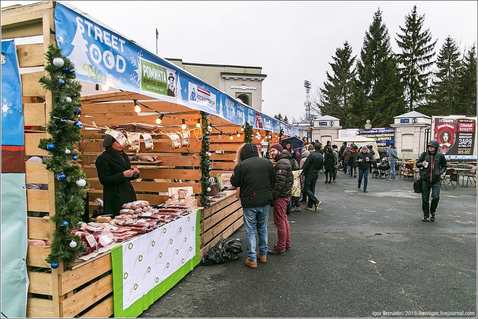 Торговля ярмарки зимой на улице