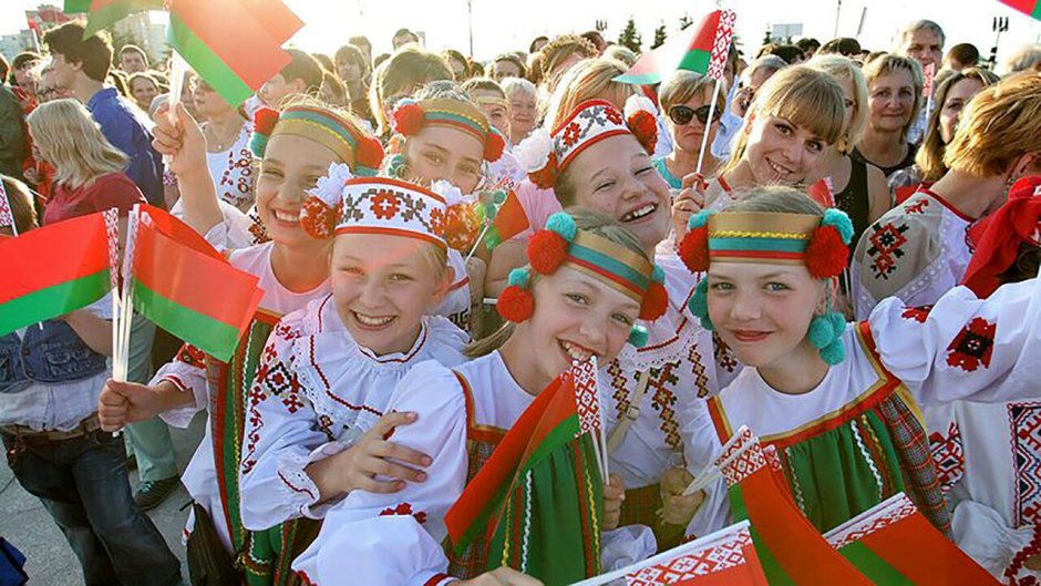 Беларусь люди с флагом