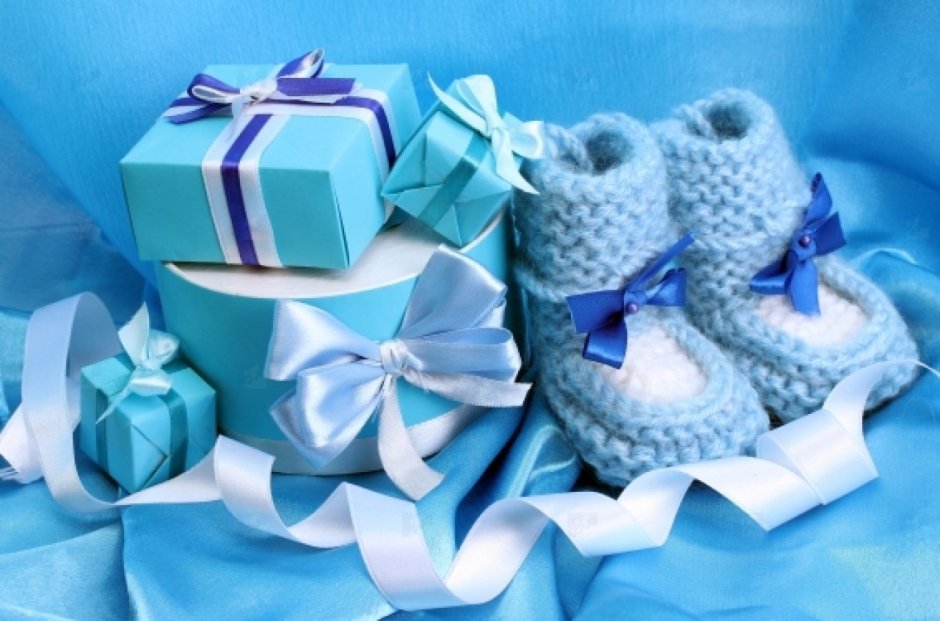 Подарок с голубыми пинетками