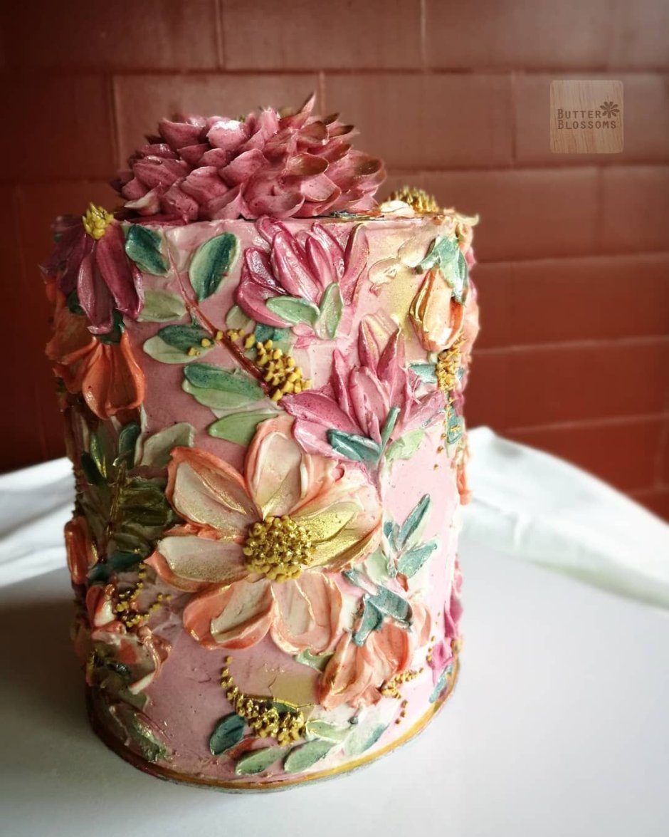 Торт с мазками из крема и цветами