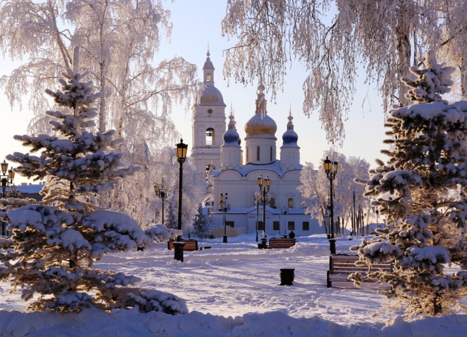Храм на фоне зимнего пейзажа