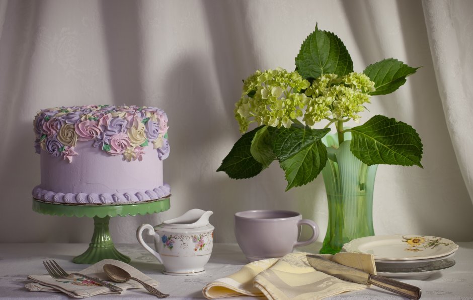 Торт и цветы на столе
