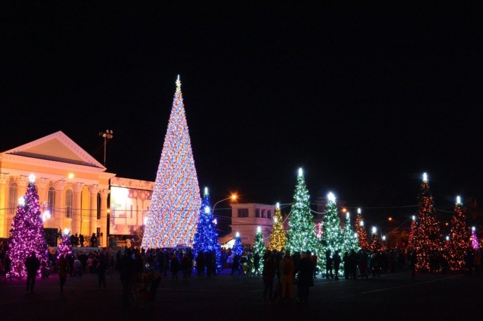 Новогодняя елка в Ставрополе на площади Ленина