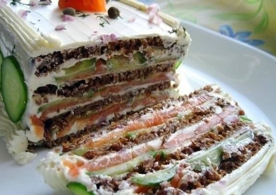 Праздничный торт из колбасы