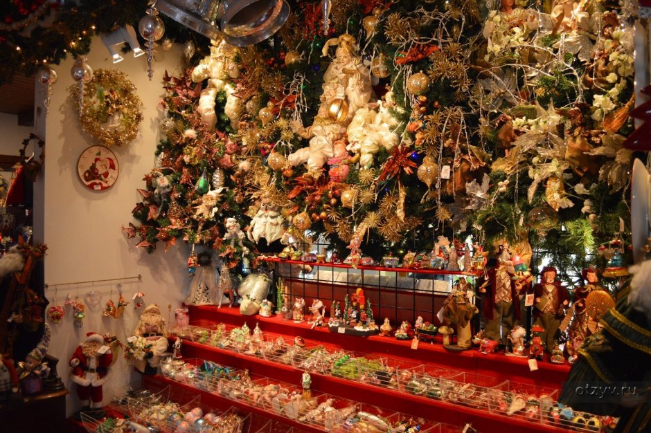 Рождественские декорации в церкви