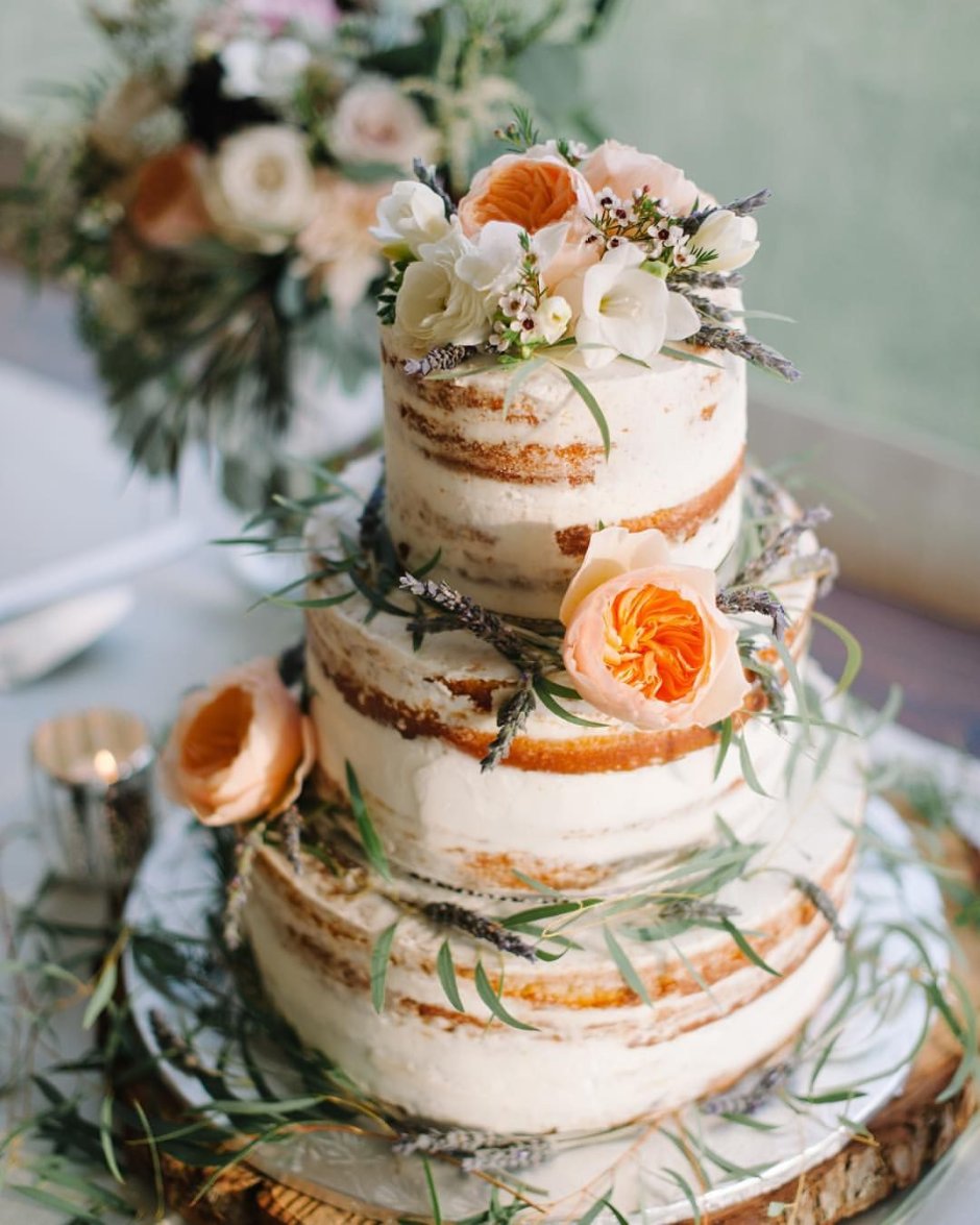 Свадебный торт в бохо стиле украшенный инжиром