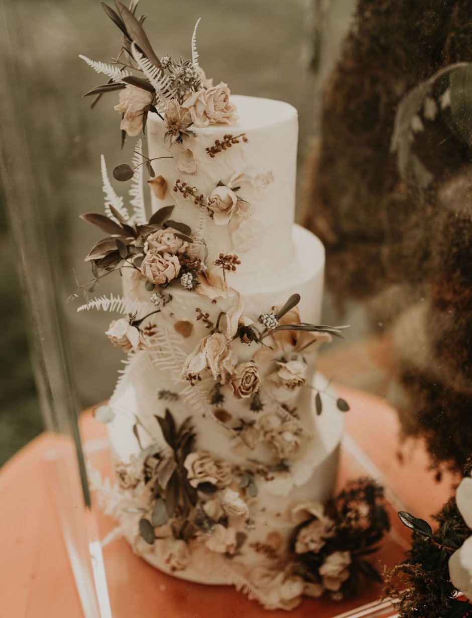Свадебный торт с ягодами и цветами