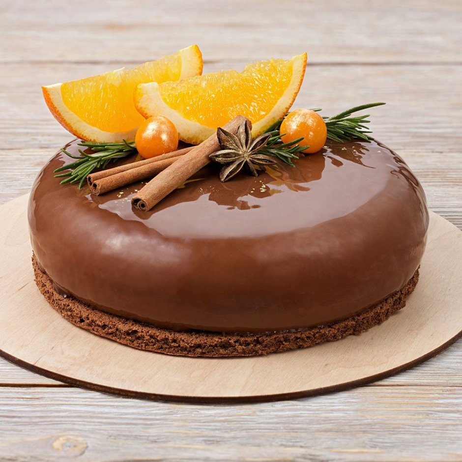 Украшение шоколадного торта апельсинами