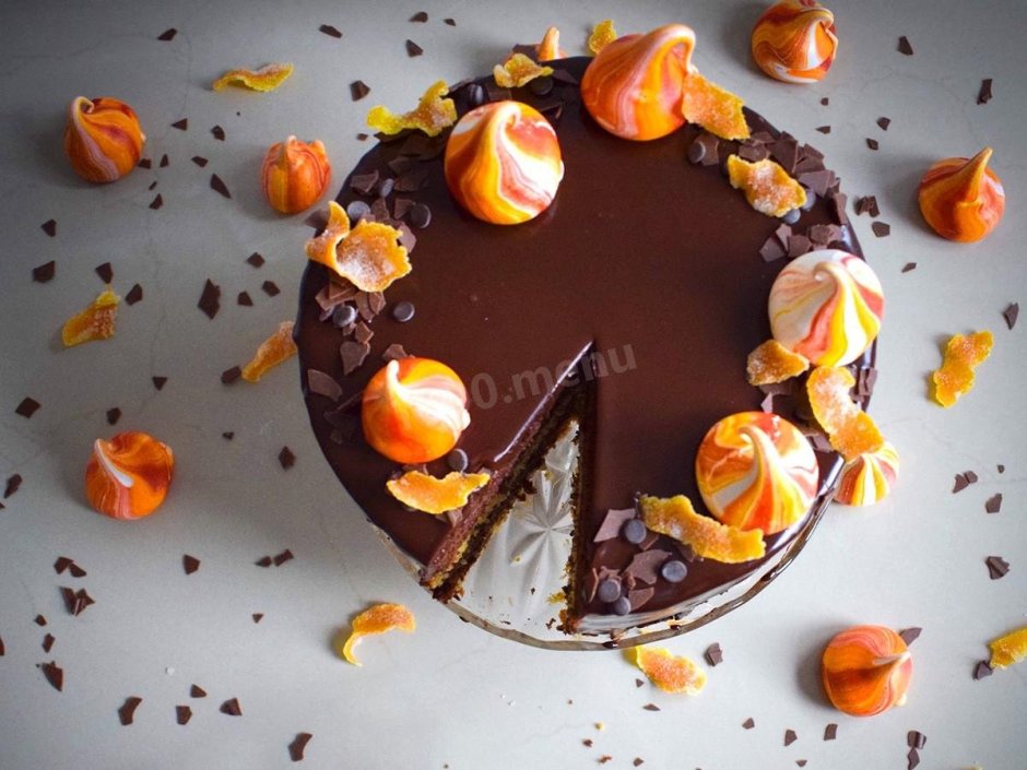 Украшение шоколадного торта апельсинами