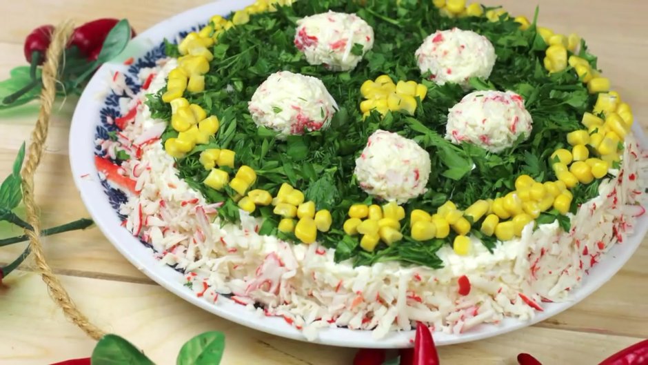 Как украсить крабовый салат на день рождения