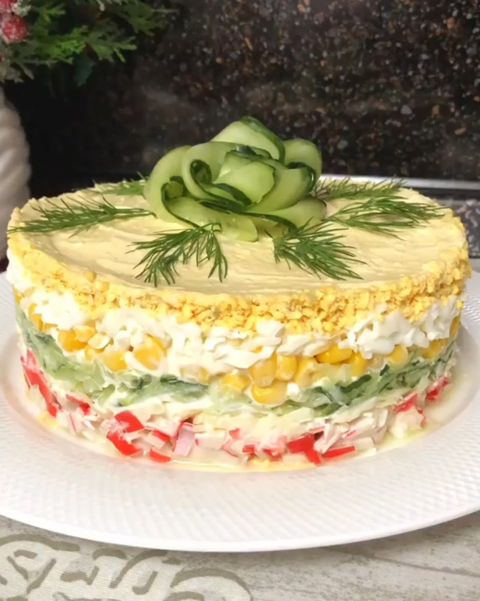 Крабовый салат в виде торта