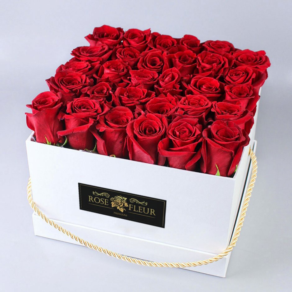 Красивый букет роз в коробке