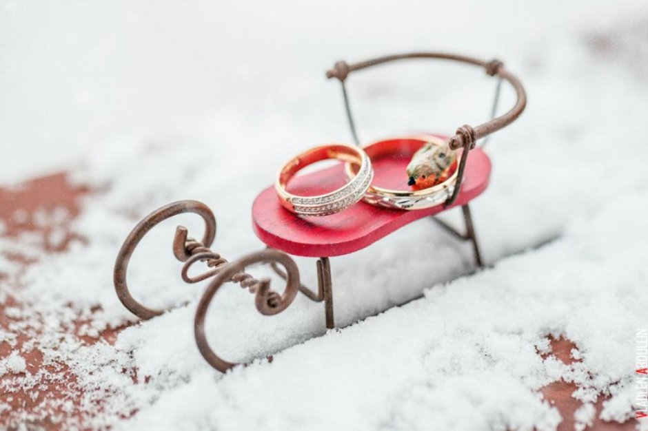 Свадебные кольца на снегу