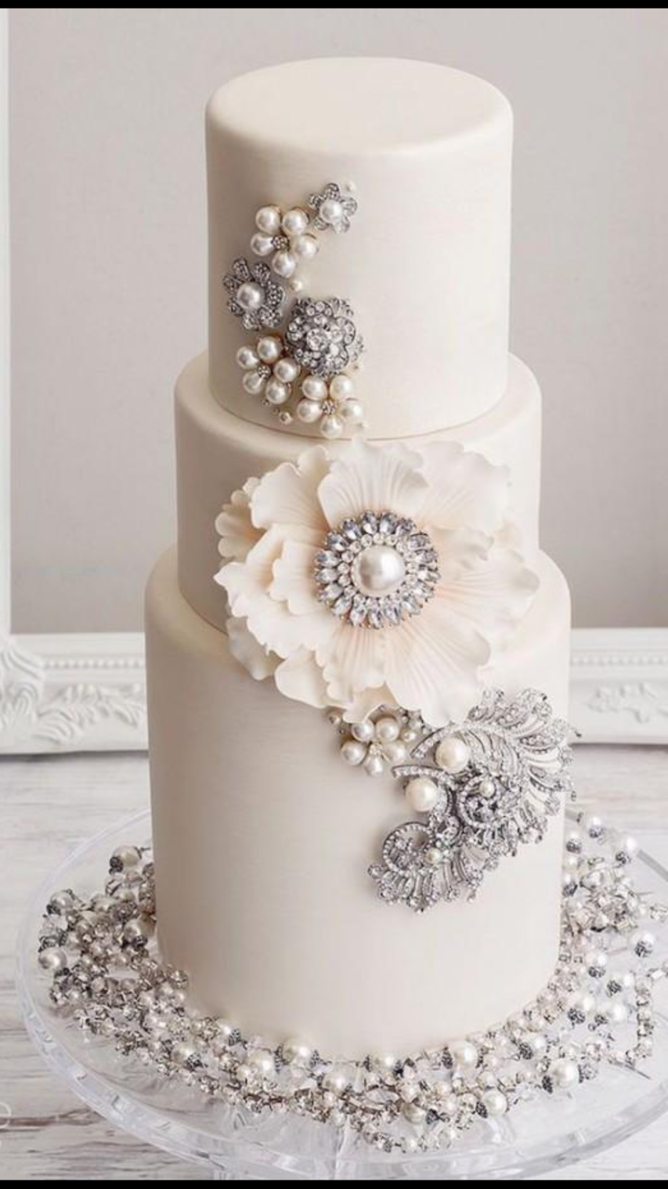Свадебный торт белый с серебром