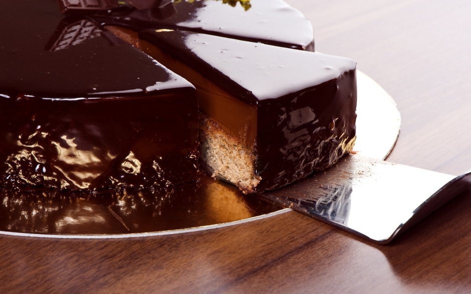 Украшение торта шоколадной крошкой двух цветов