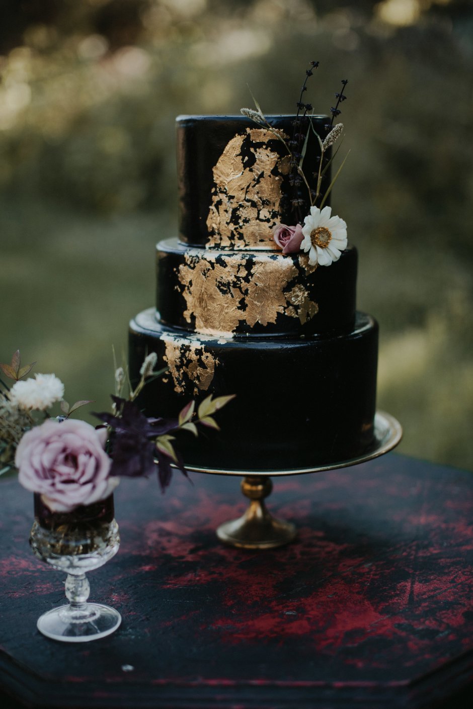 Торт со свечкой на черном фоне