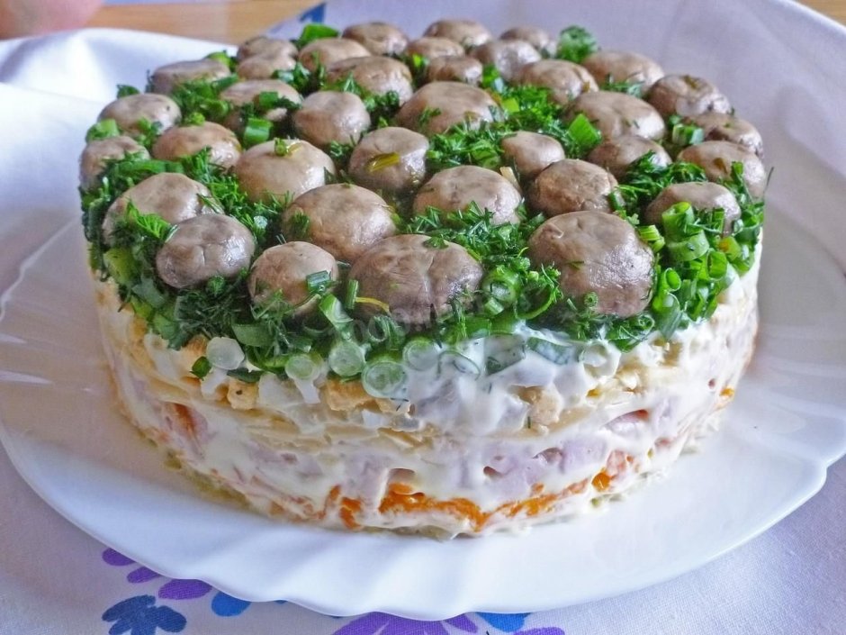 Салат праздничный с грибами