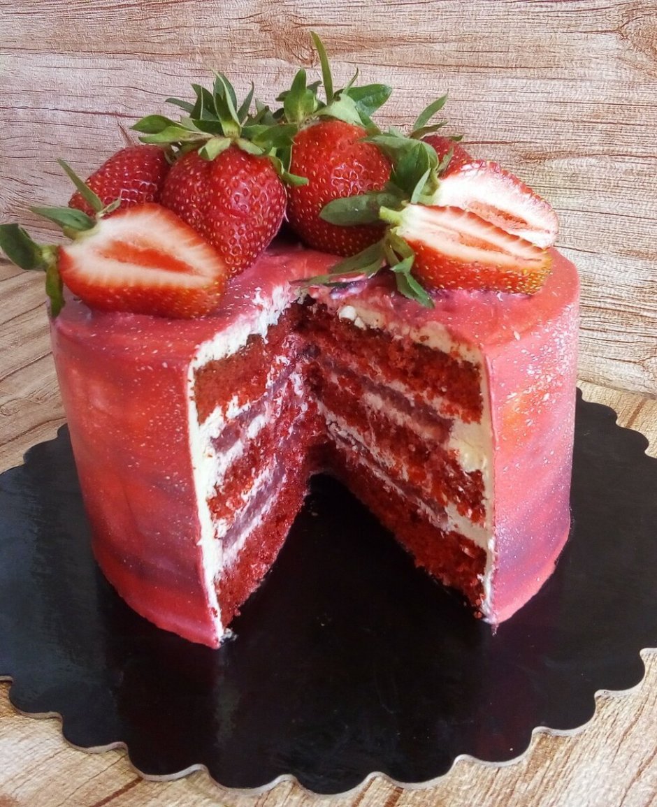 Торт украшенный малиной