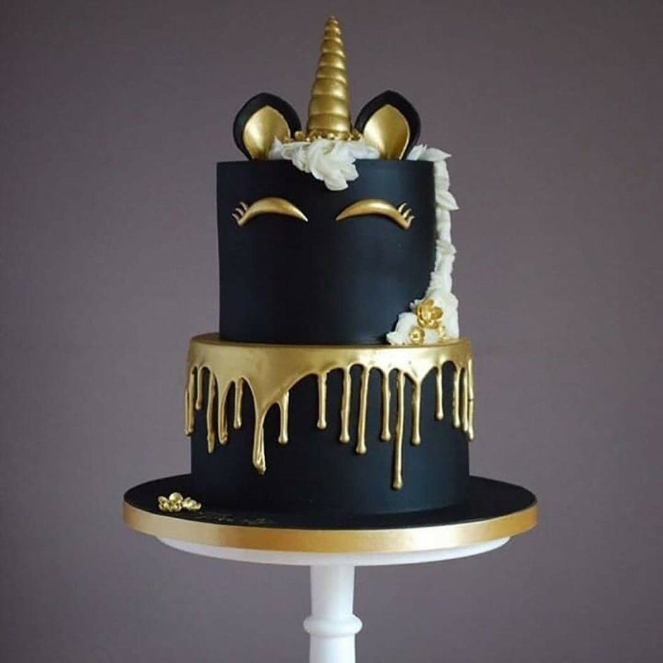 Черный торт с короной