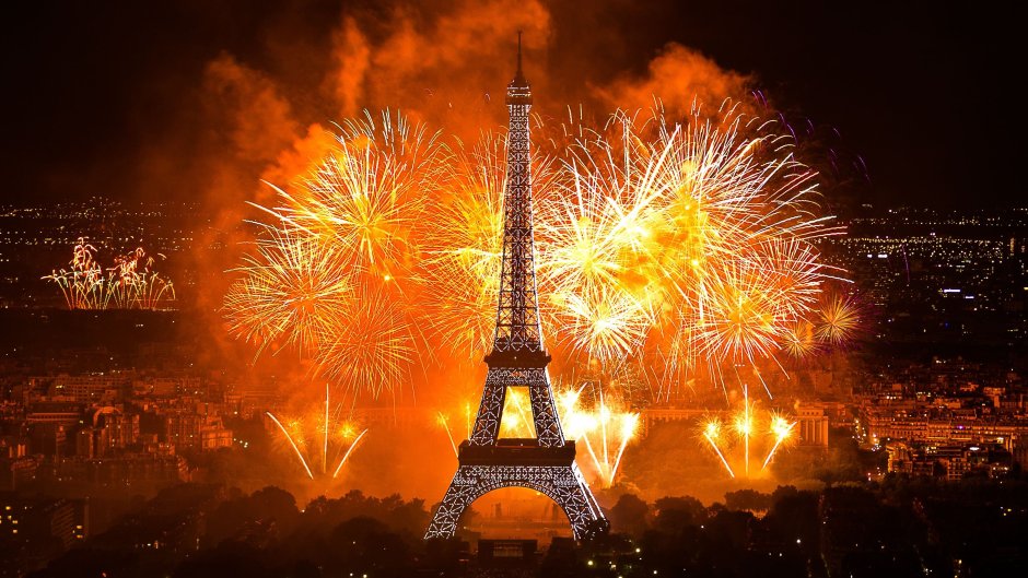 Эйфелева башня Париж новогодний