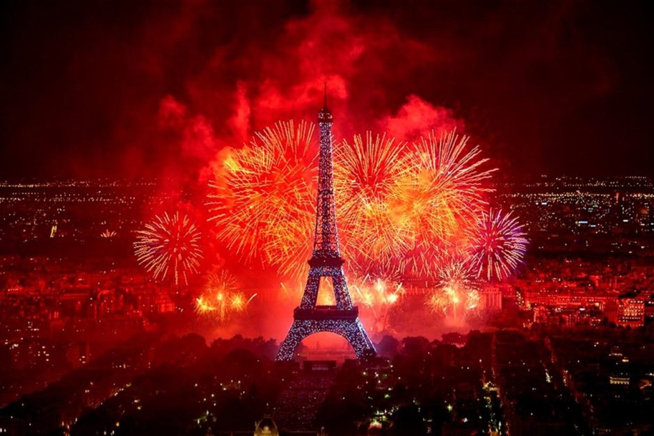 Франция Париж Эйфелева башня салют новый год