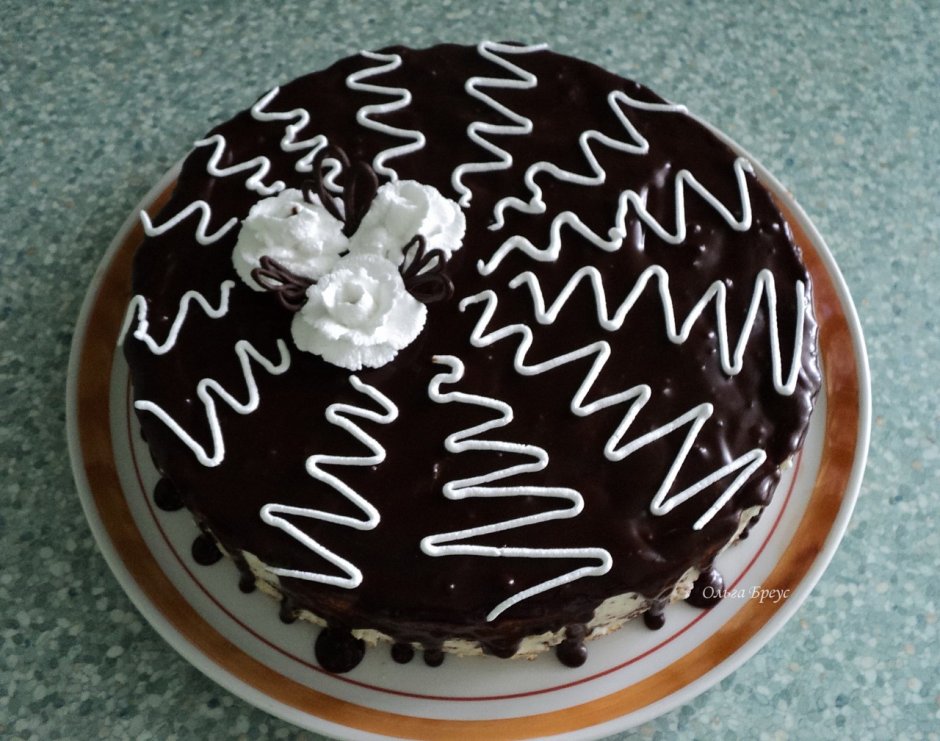 Украшение торта белым и черным шоколадом