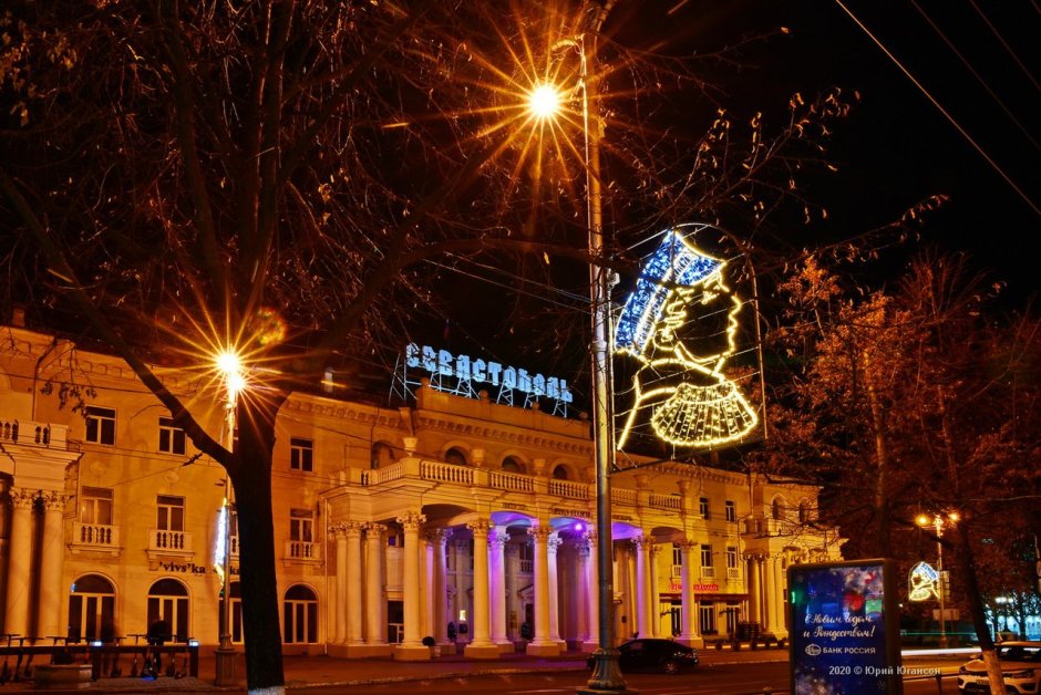 Елка на площади Нахимова в Севастополе