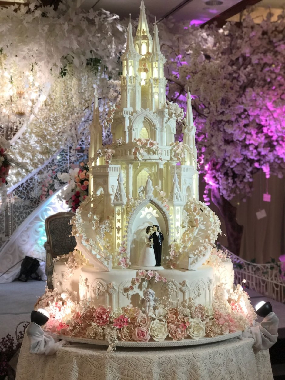 Торт замок с цветами