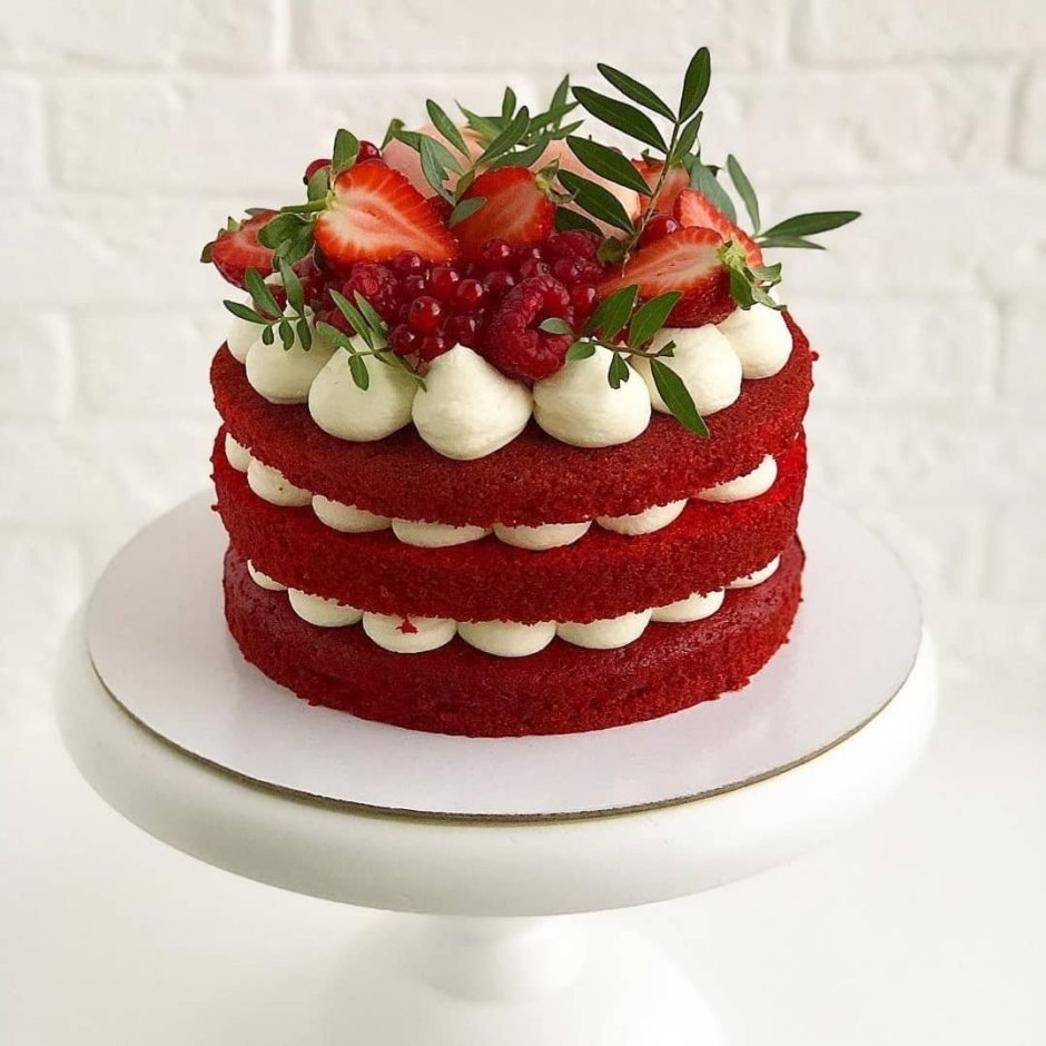 Украшение торта красный бархат клубникой