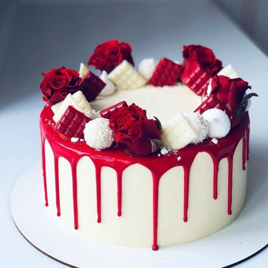 Торт красный бархат украшенный клубникой