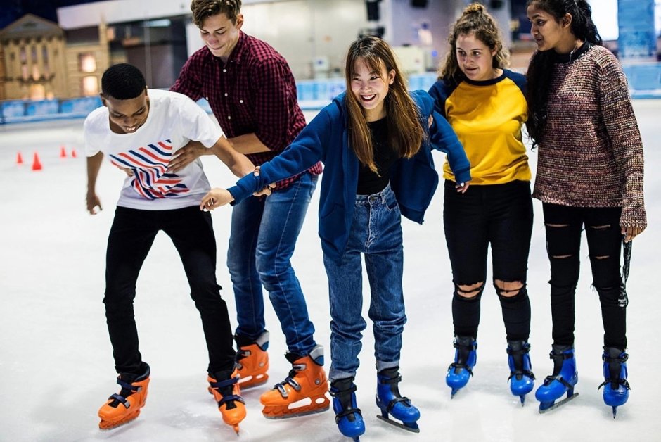 Подростки катаются на коньках