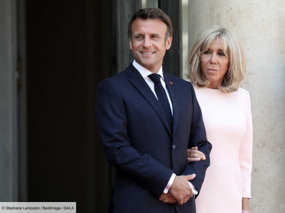Emmanuel Macron Jersey Wears Vitality with wife photo News