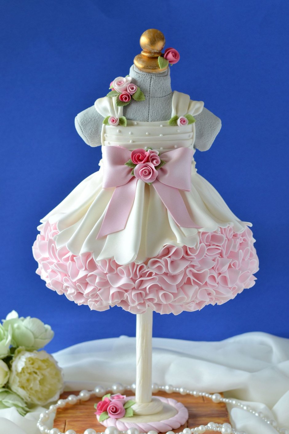 Свадебный торт с платьем невесты