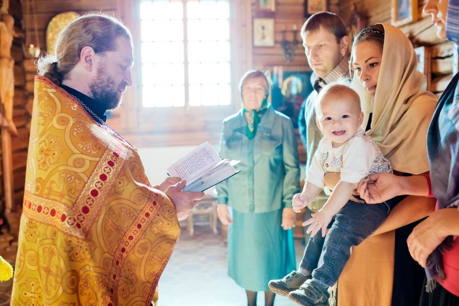 Православная семья с детьми в храме
