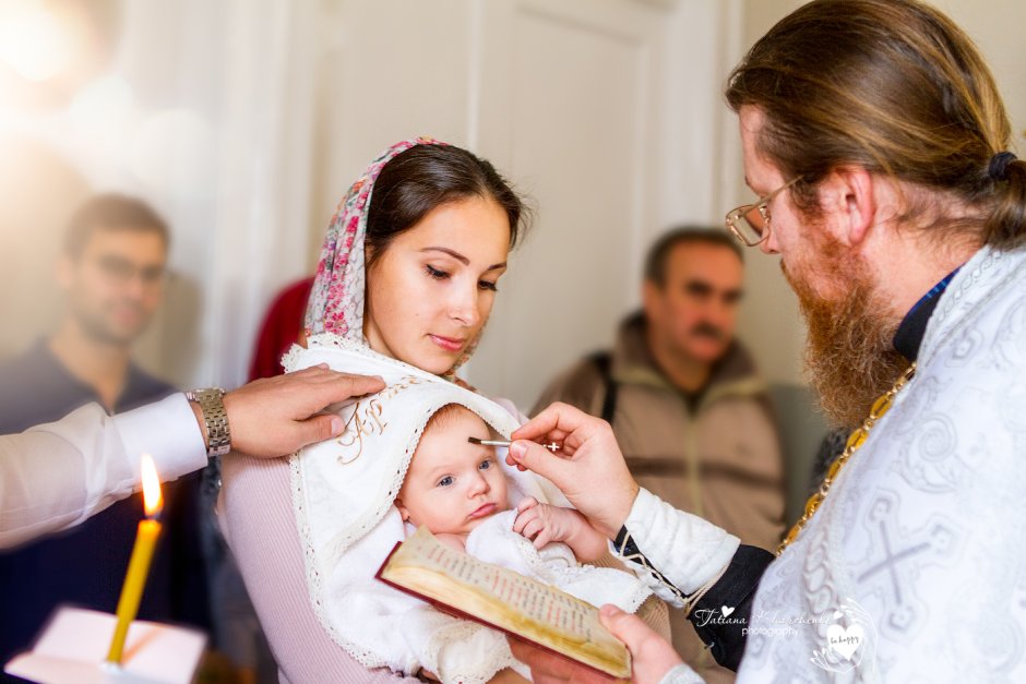 Крестины ребёнка в церкви с родителями