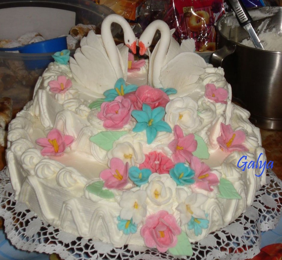 Торт свадебный кремовый с лебедями