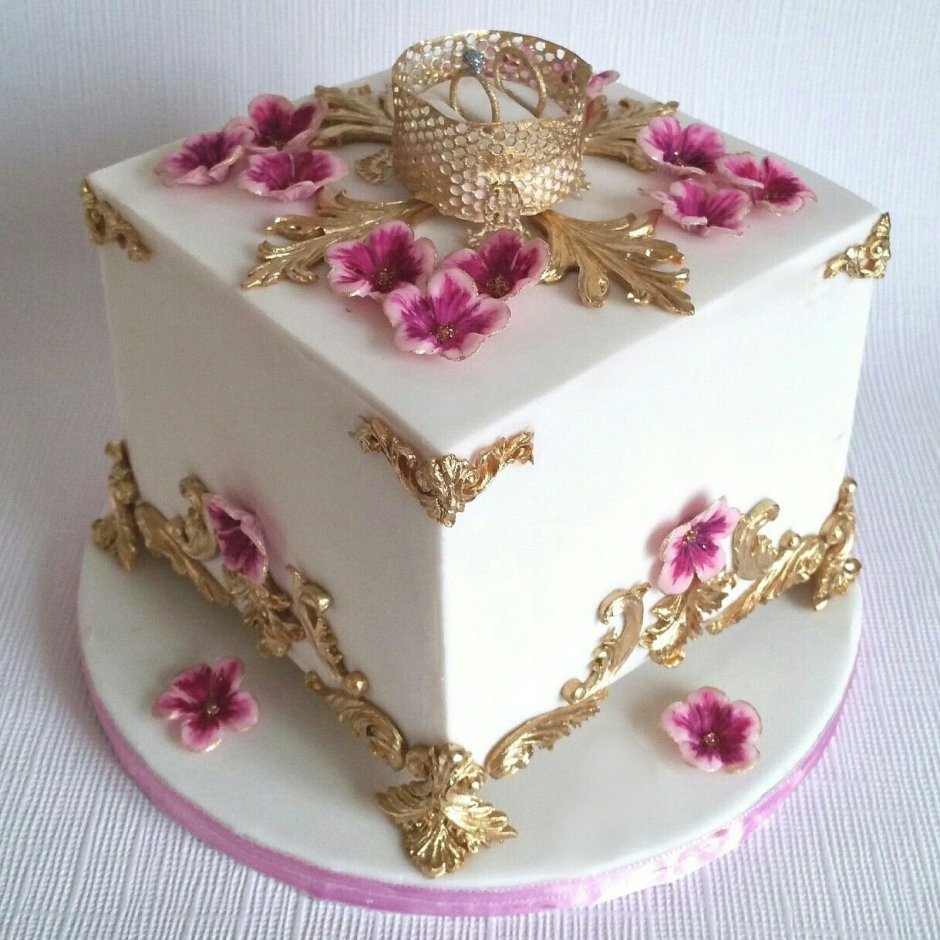 Квадратный красивый тортик с украшениями