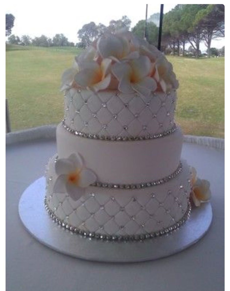 Свадебный торт 2 яруса с бусинами