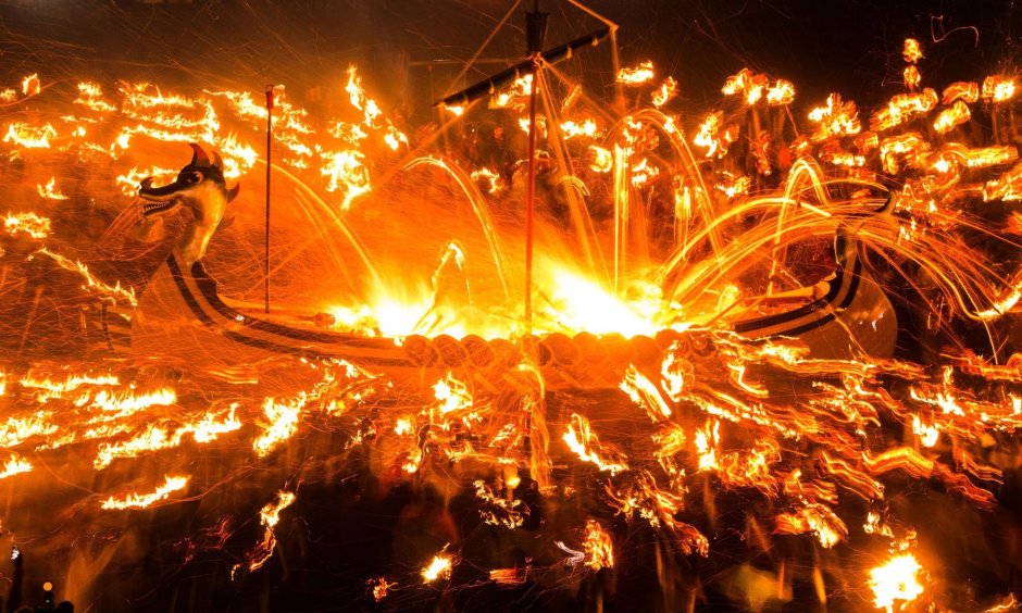 Фестиваль огня Белтейн в Эдинбурге.