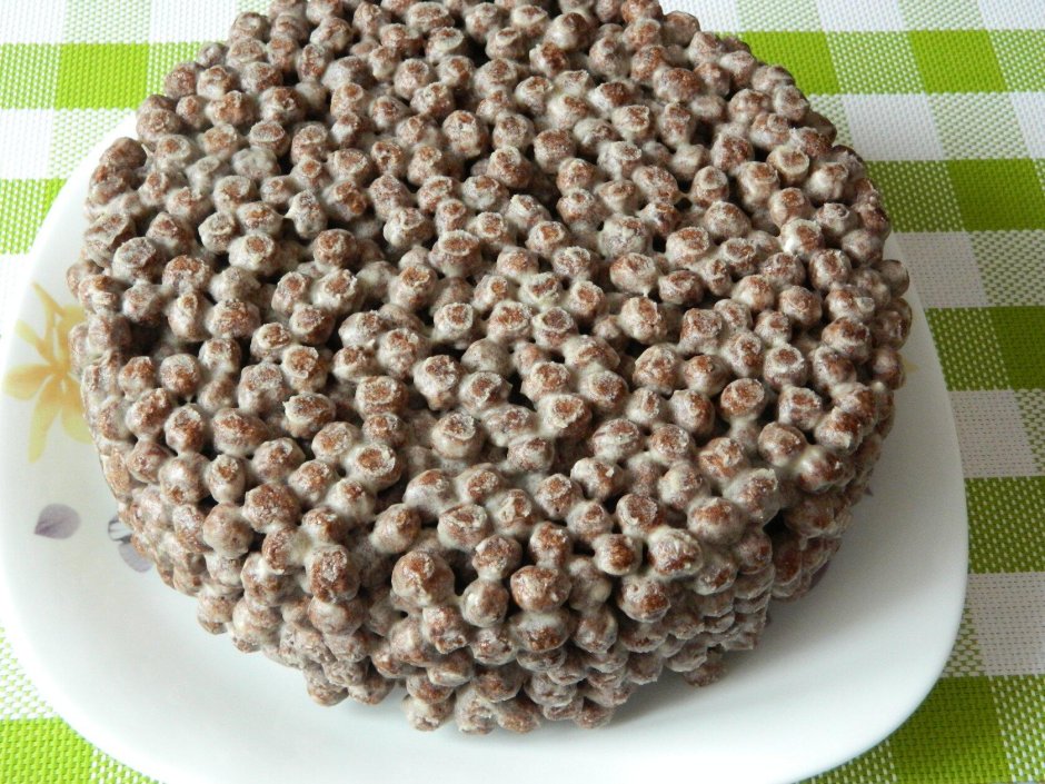 Торт из шоколадных шариков без выпечки со сгущенкой