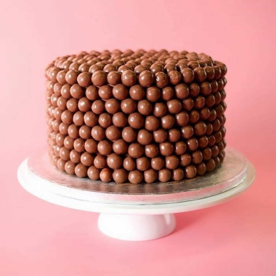 Украшение торта шоколадными шариками