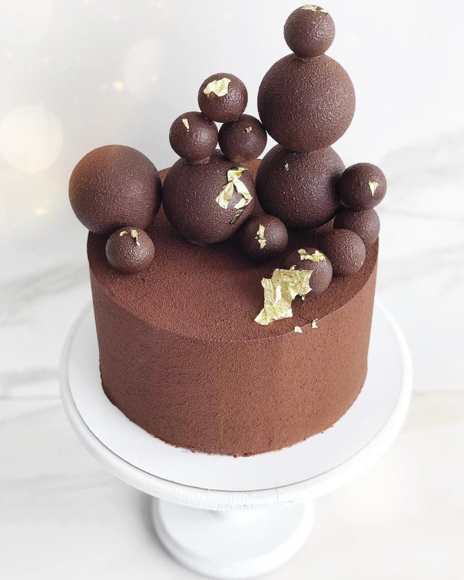 Квадратный торт с шоколадными шарами