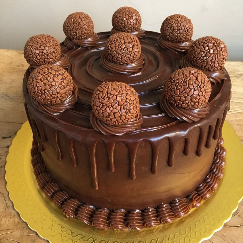 Торт с хрустящими шоколадными шариками внутри