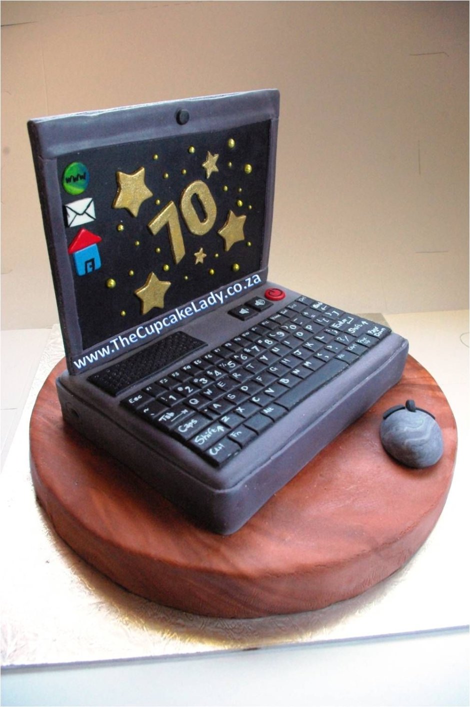 Торт в форме ноутбука