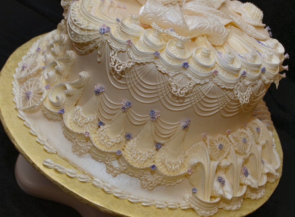 Торт украшенный меренгой