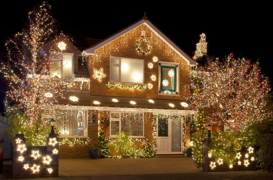 Дом с подсветкой на Рождество