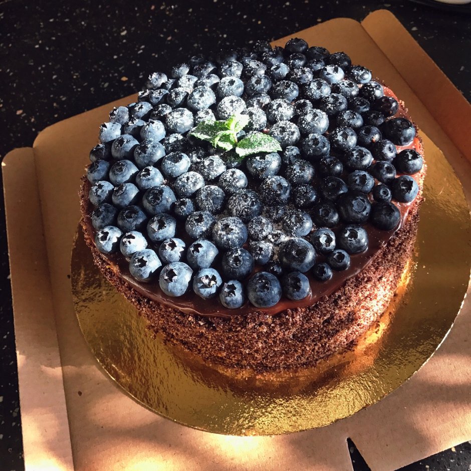 Декор торта голубикой